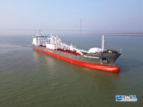 镇江船厂交付新一代环保节能型自卸式水泥船