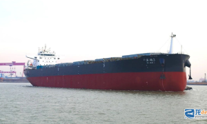 海通海洋76000吨散货船试航归来